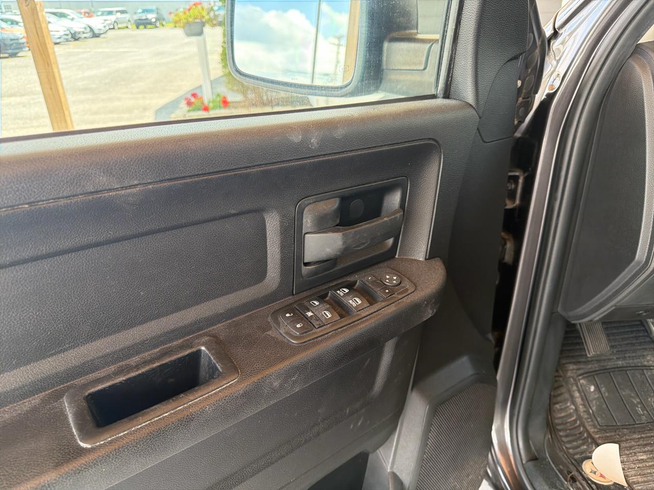 RAM 1500 4WD Crew Cab 140.5" Express 2014