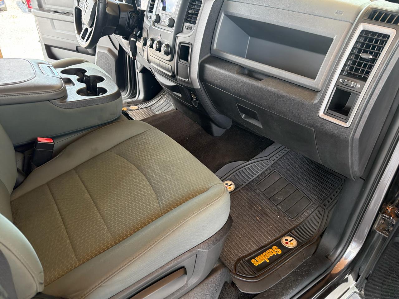 RAM 1500 4WD Crew Cab 140.5" Express 2014