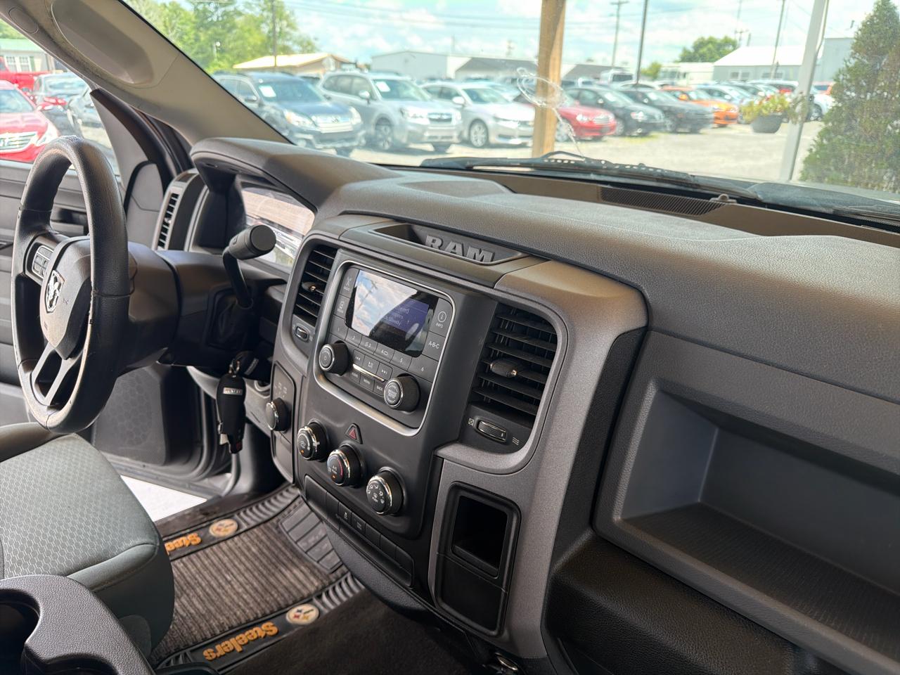 RAM 1500 4WD Crew Cab 140.5" Express 2014