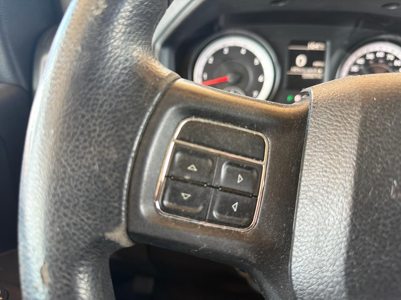 RAM 1500 4WD Crew Cab 140.5" Express 2014