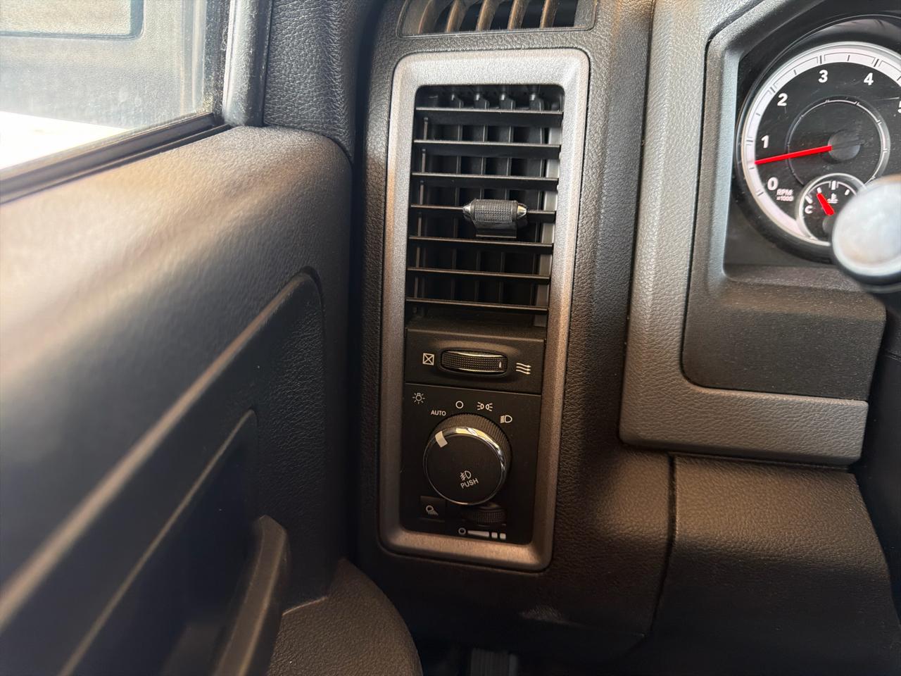 RAM 1500 4WD Crew Cab 140.5" Express 2014