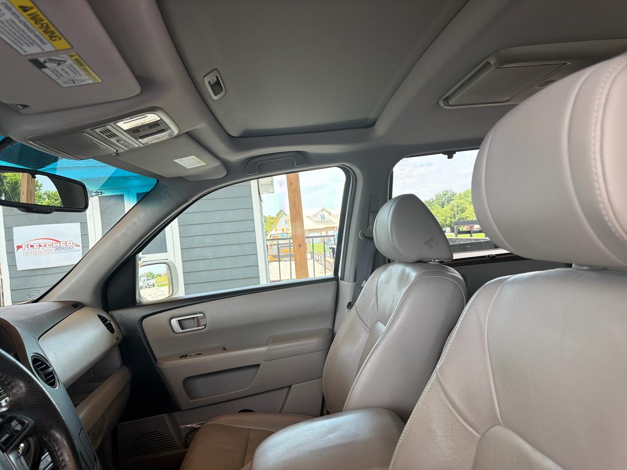 Honda Pilot 2WD 4dr Touring w/RES & Navi 2015