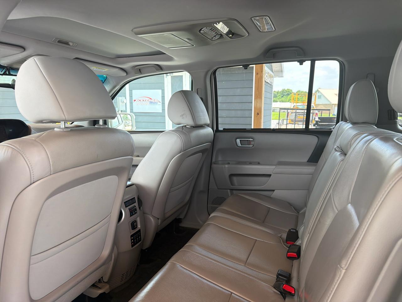 Honda Pilot 2WD 4dr Touring w/RES & Navi 2015