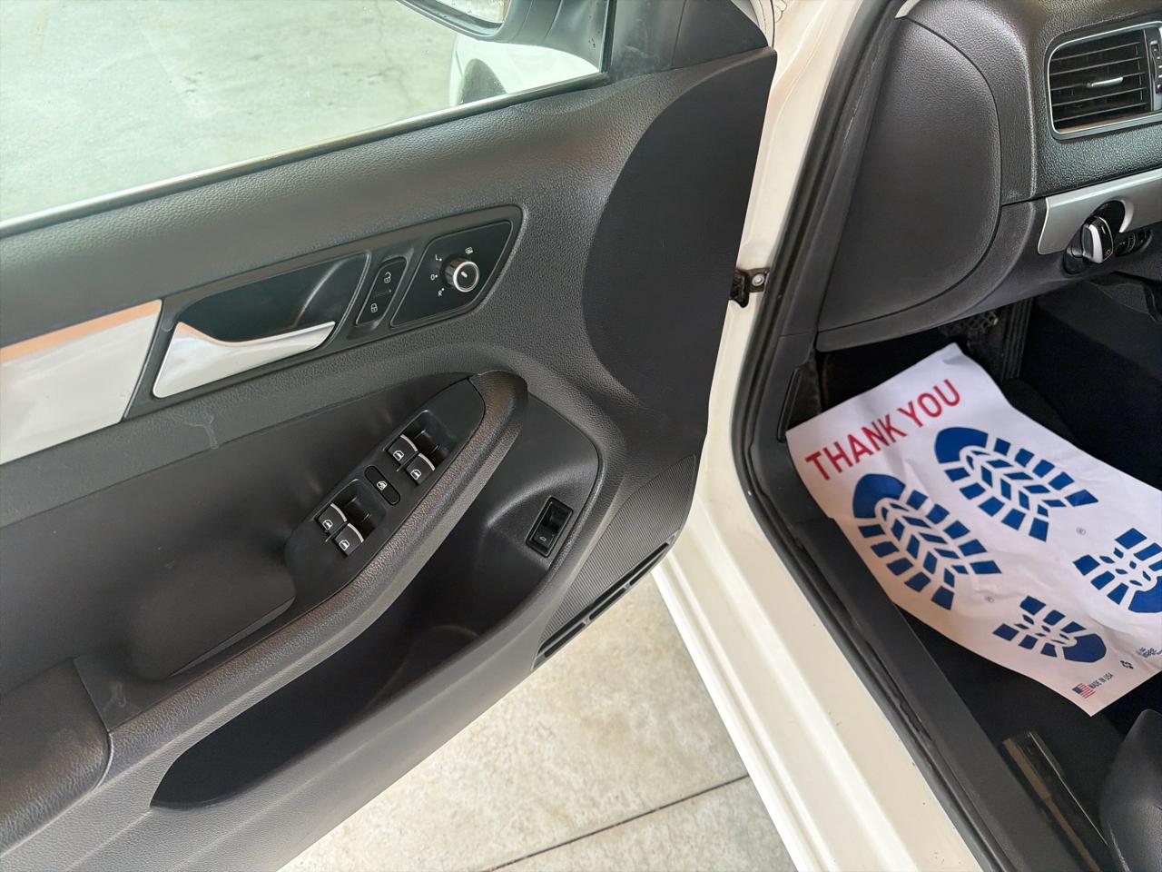 Volkswagen Jetta Sedan 4dr Auto SE PZEV 2013