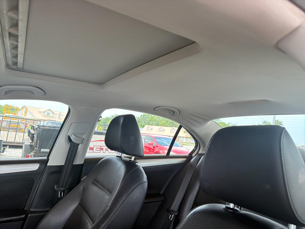 Volkswagen Jetta Sedan 4dr Auto SE PZEV 2013