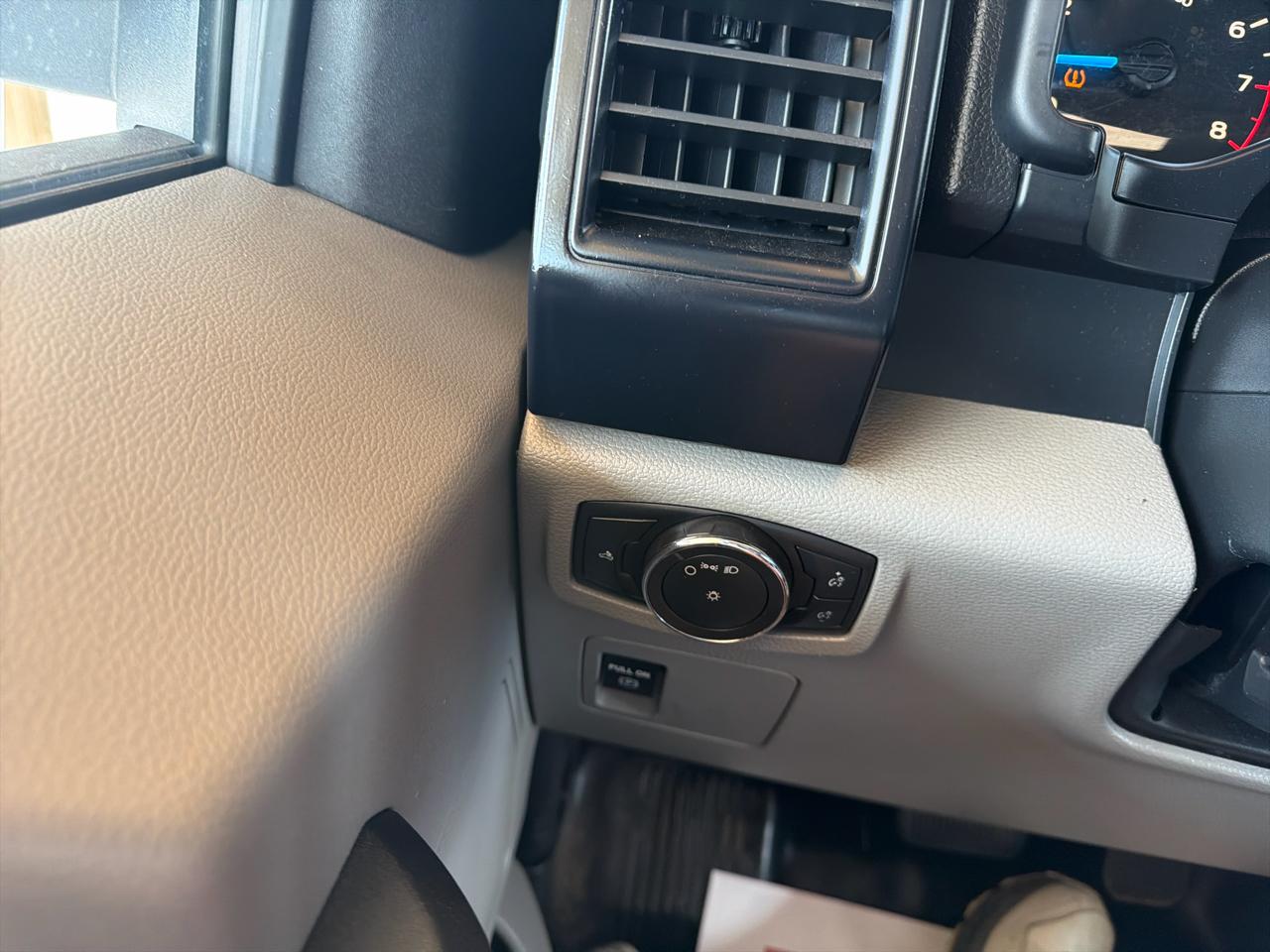 Ford F-150 2WD Reg Cab 141" XLT 2015