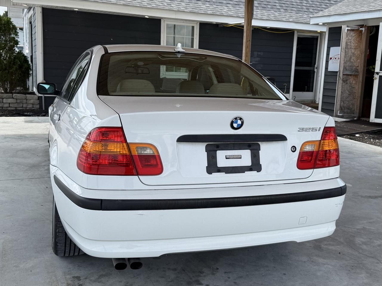 BMW 3 Series 325i 4dr Sdn RWD 2003