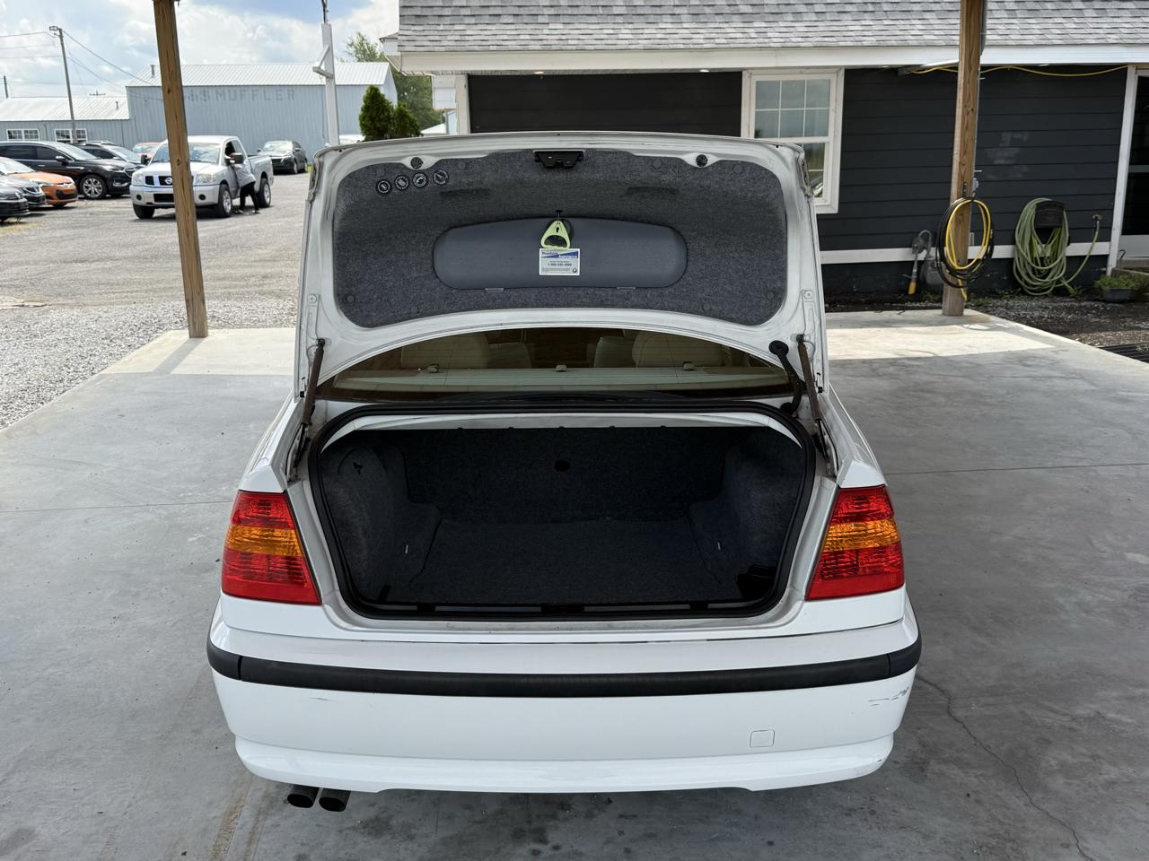 BMW 3 Series 325i 4dr Sdn RWD 2003