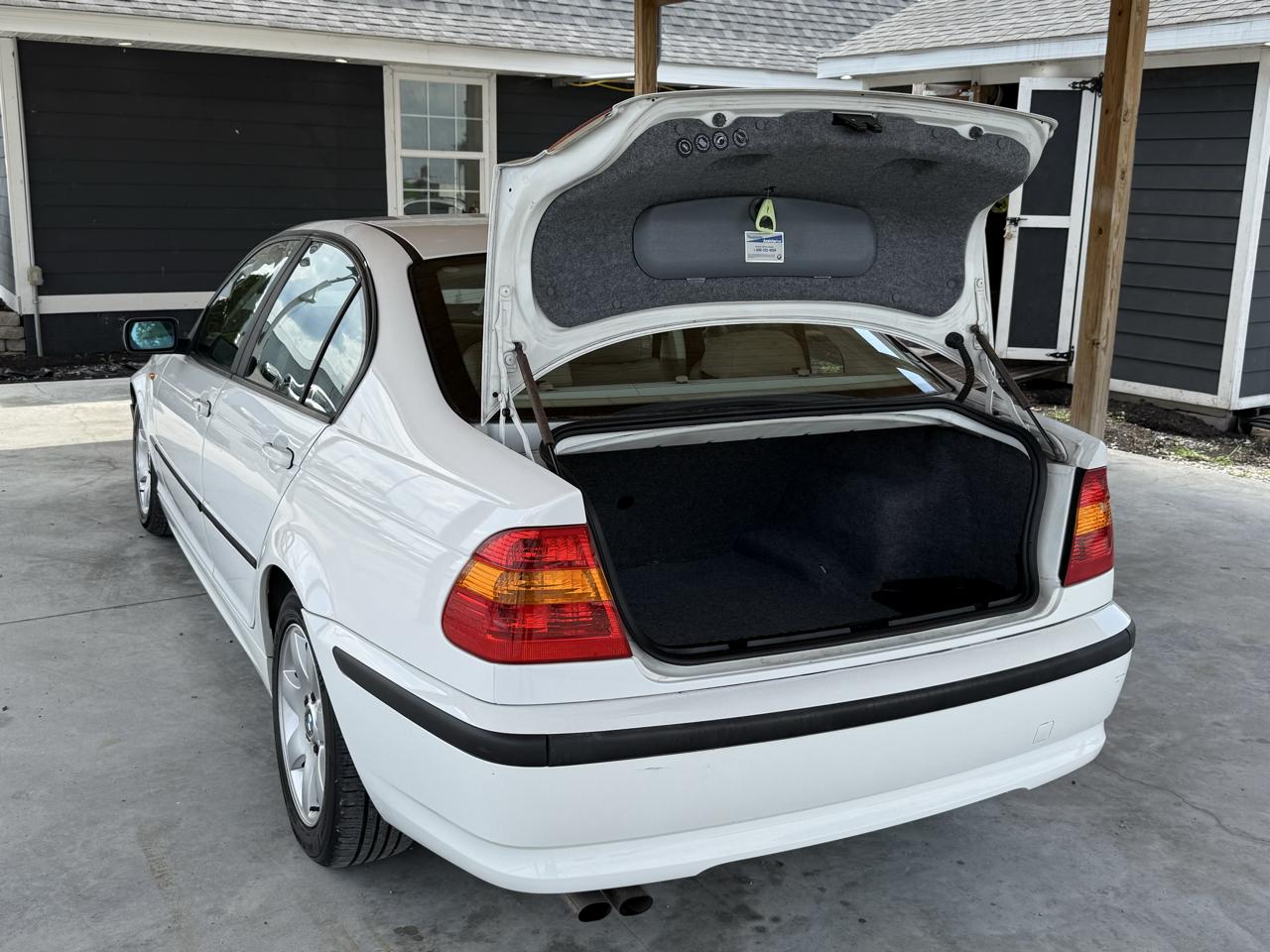 BMW 3 Series 325i 4dr Sdn RWD 2003