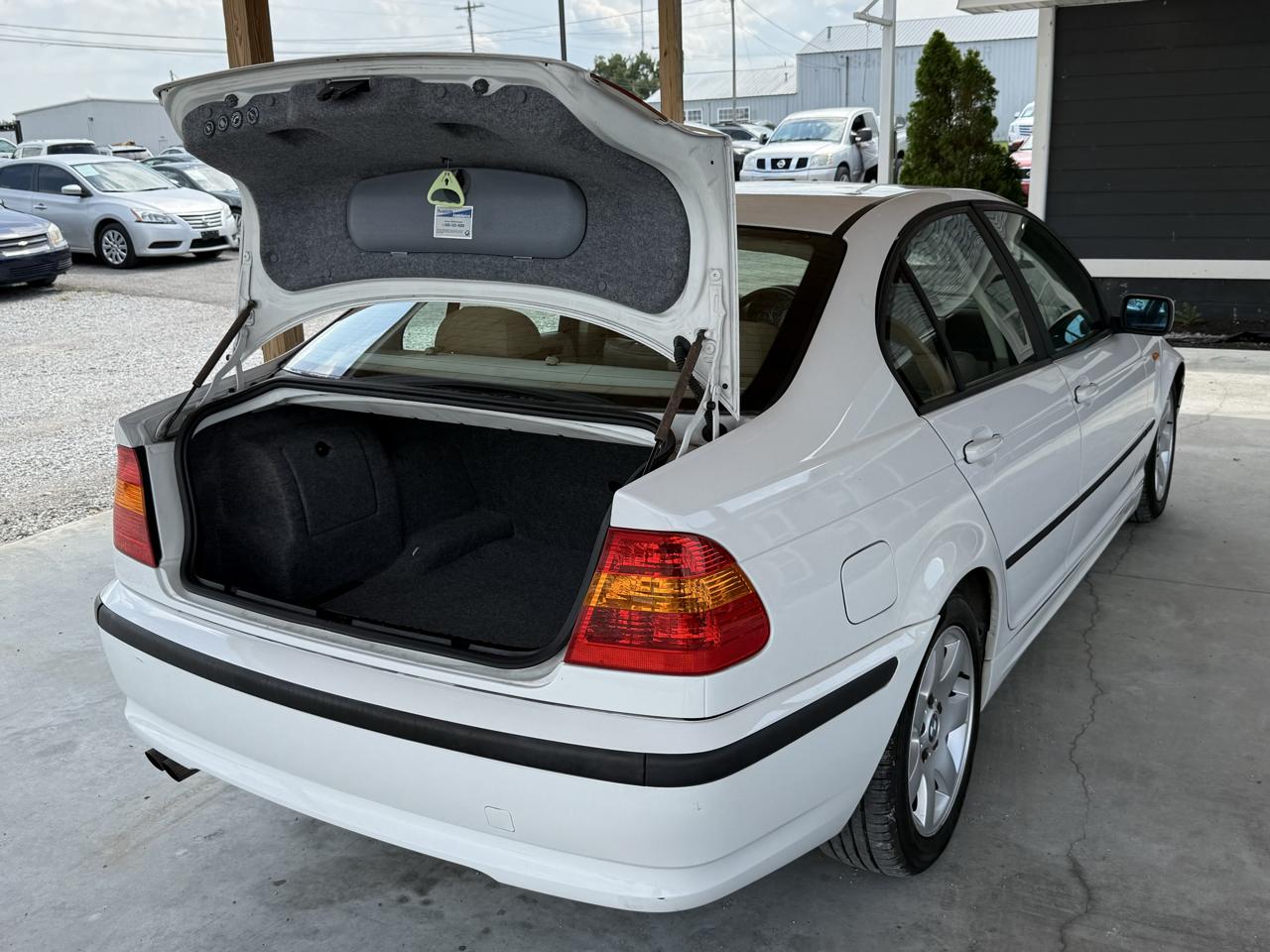 BMW 3 Series 325i 4dr Sdn RWD 2003