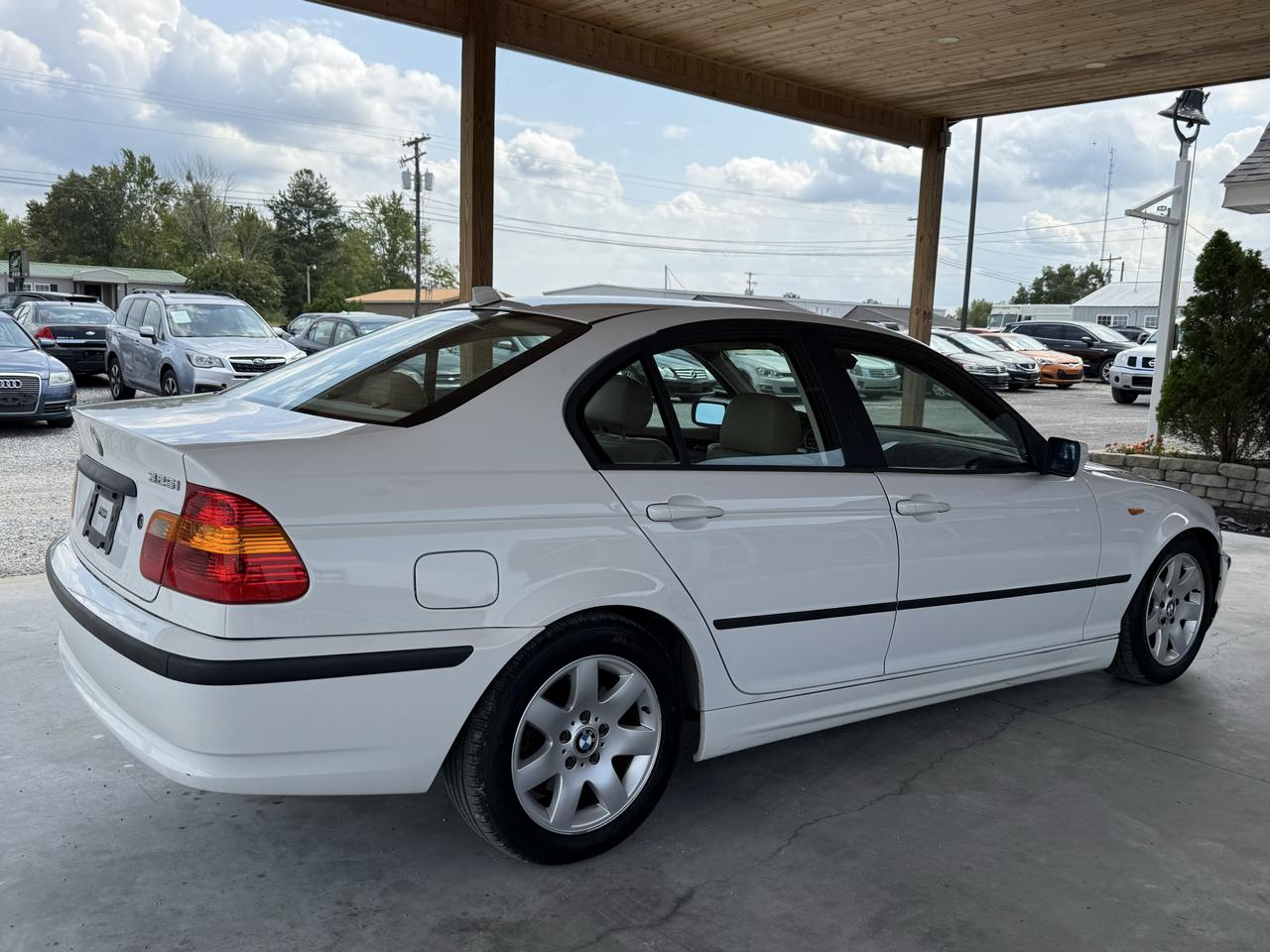 BMW 3 Series 325i 4dr Sdn RWD 2003