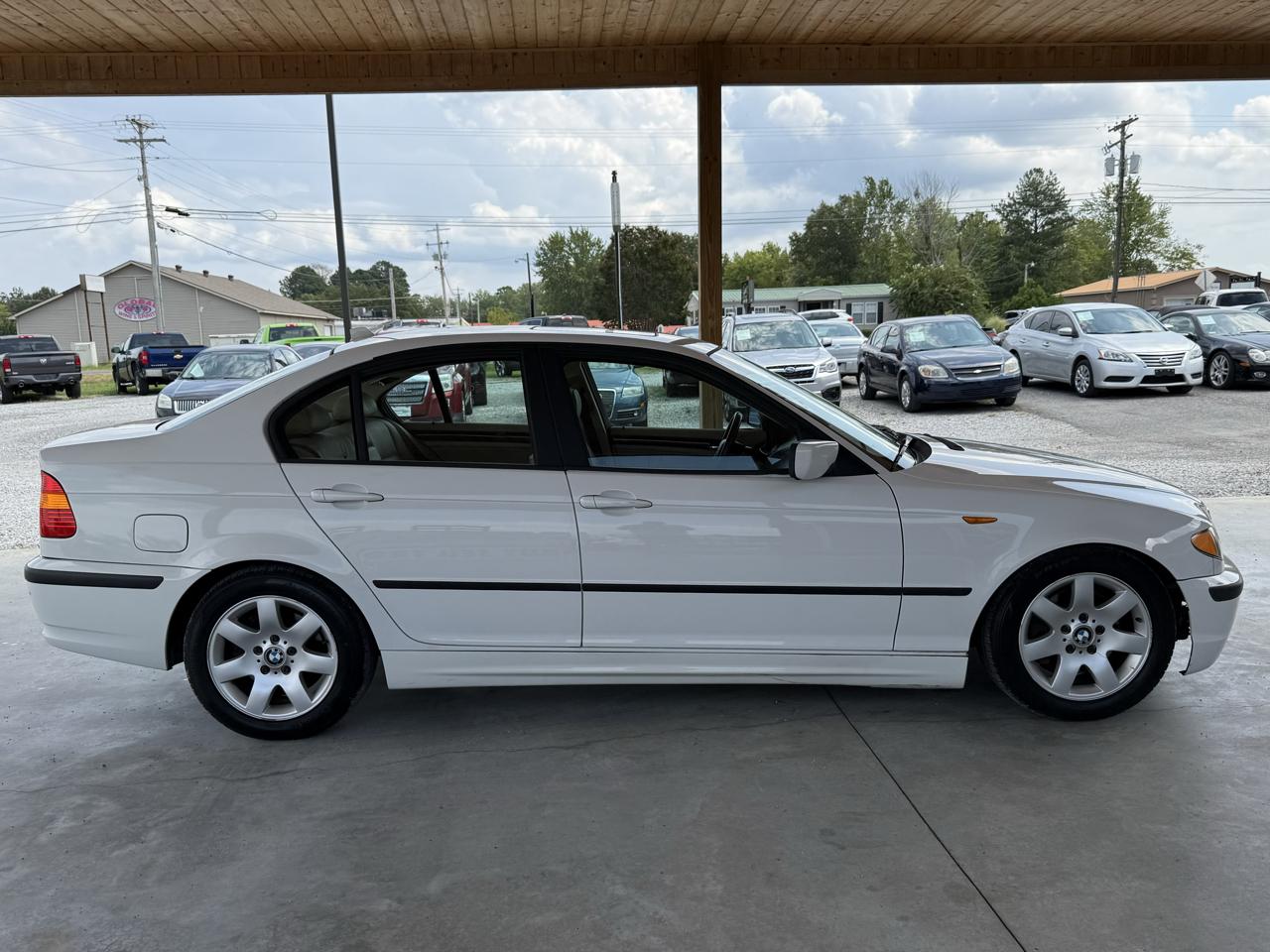 BMW 3 Series 325i 4dr Sdn RWD 2003