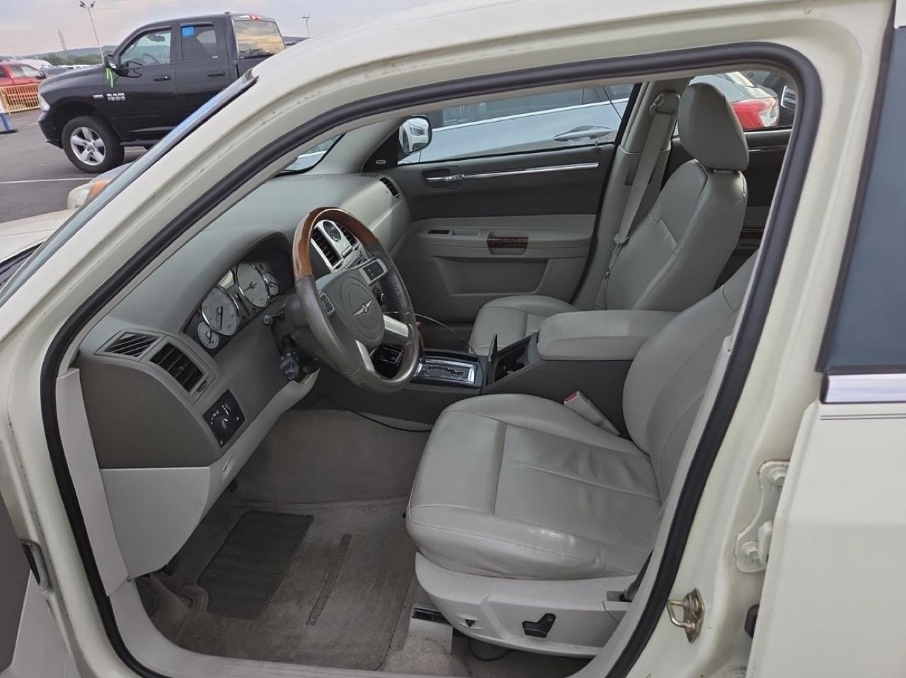 Chrysler 300 4dr Sdn 300 Limited RWD 2007
