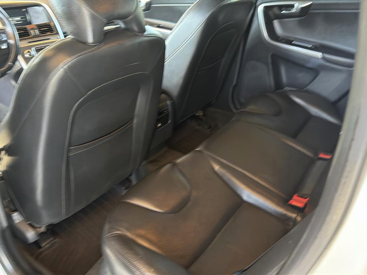 Volvo XC60 2015.5 AWD 4dr T6 2015