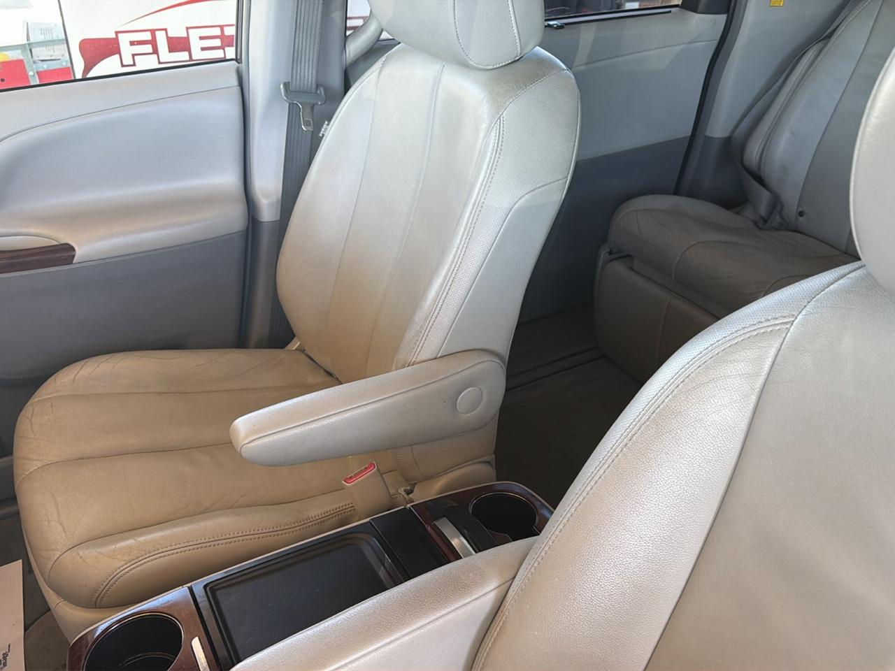Toyota Sienna 5dr 7-Pass Van V6 Ltd AWD (Natl) 2014