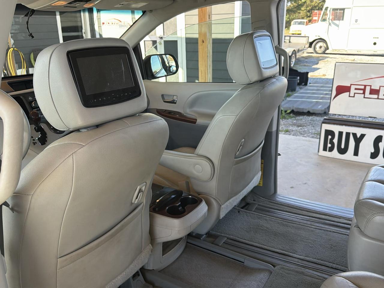 Toyota Sienna 5dr 7-Pass Van V6 Ltd AWD (Natl) 2014
