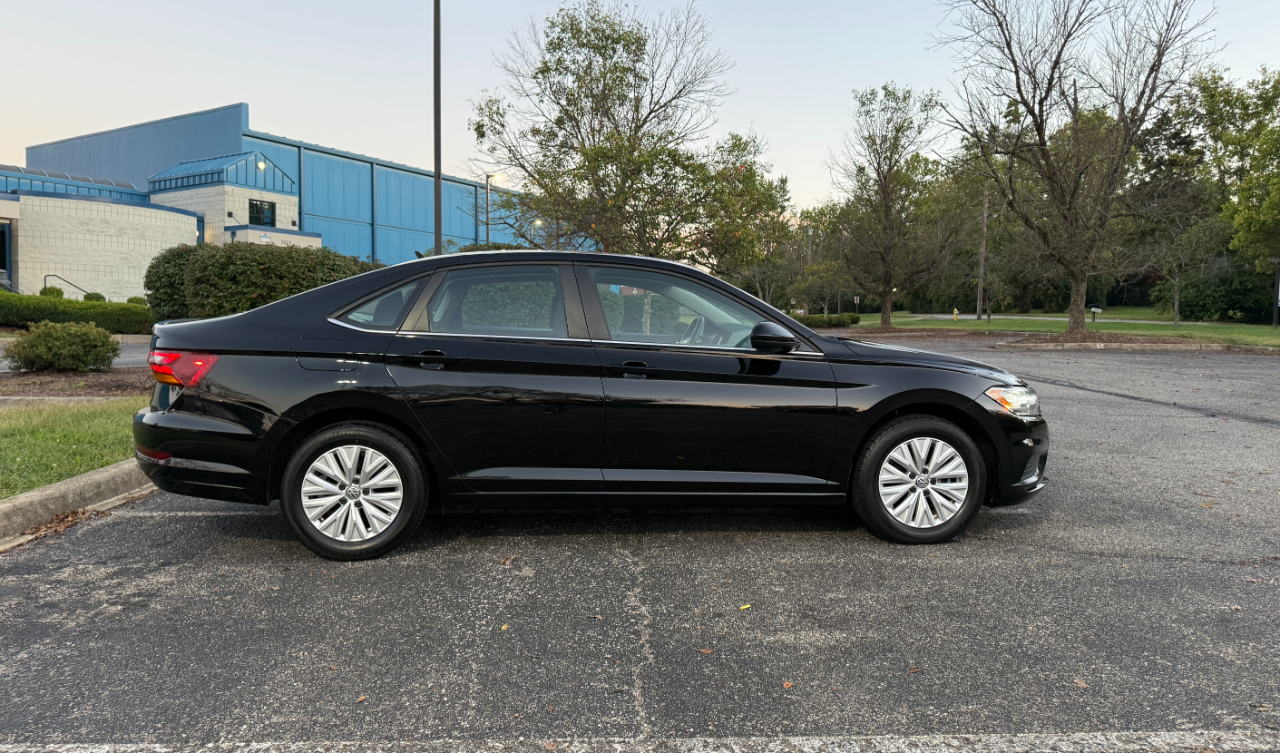 2019 Volkswagen Jetta R-Line photo 2