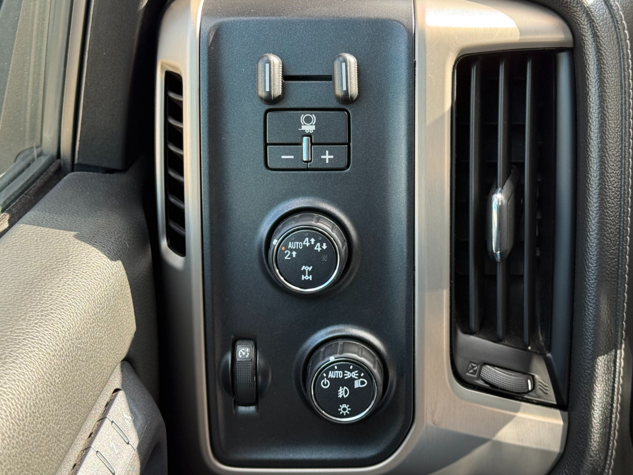 GMC Sierra 1500 4WD Crew Cab 143.5" Denali 2017