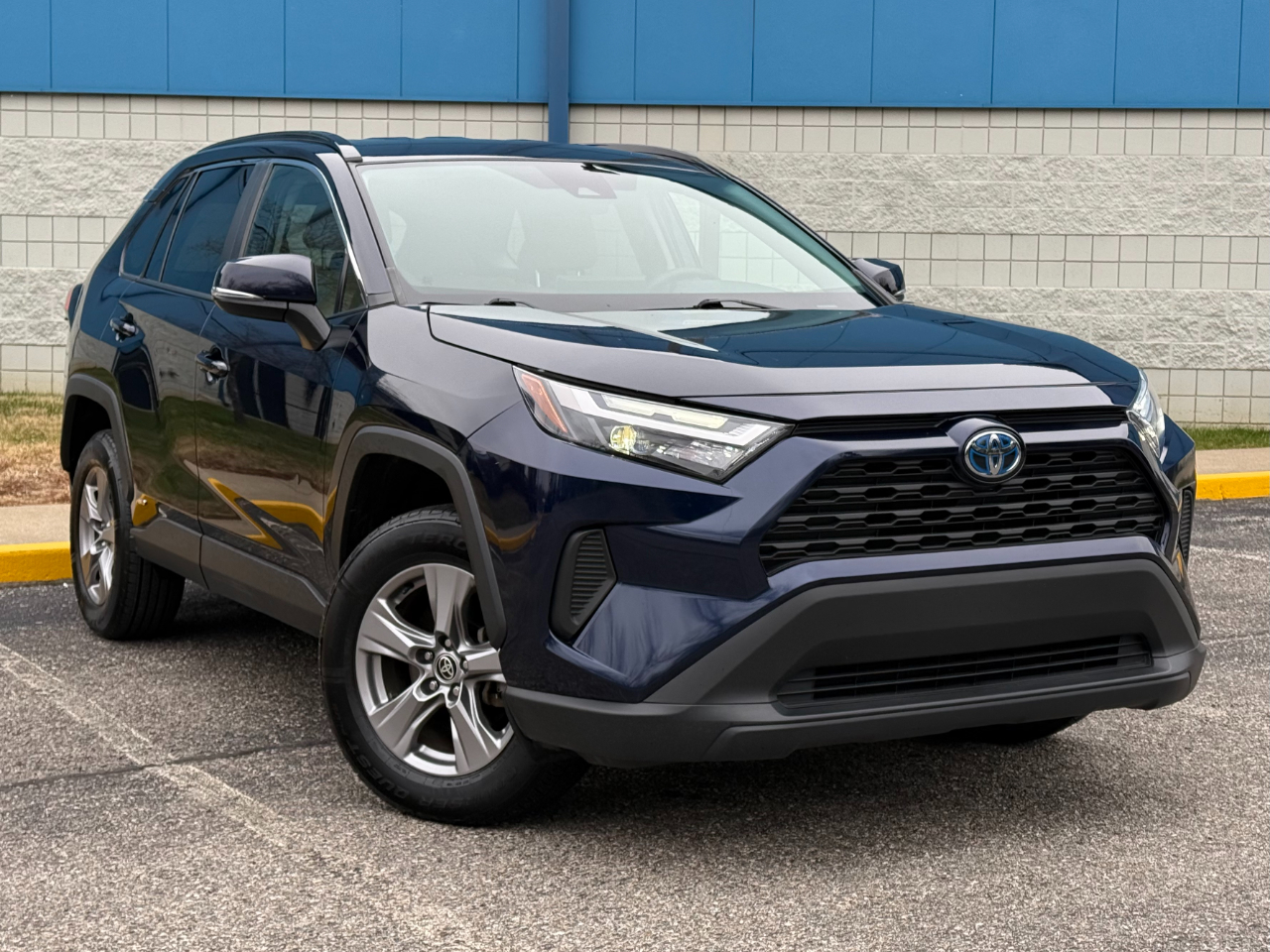 Toyota RAV4 Hybrid XLE AWD (Natl) 2023