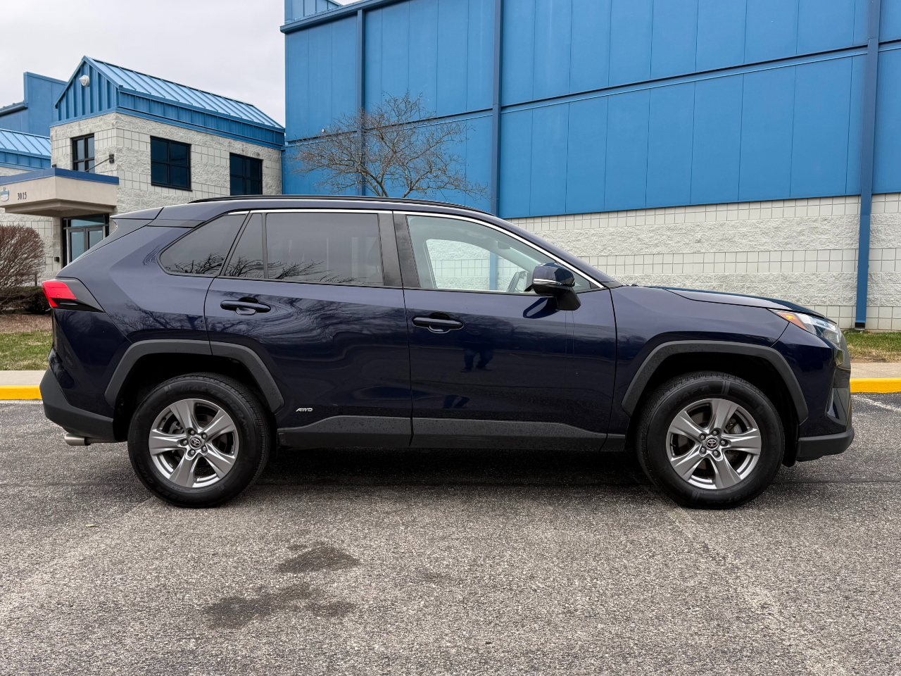 Toyota RAV4 Hybrid XLE AWD (Natl) 2023