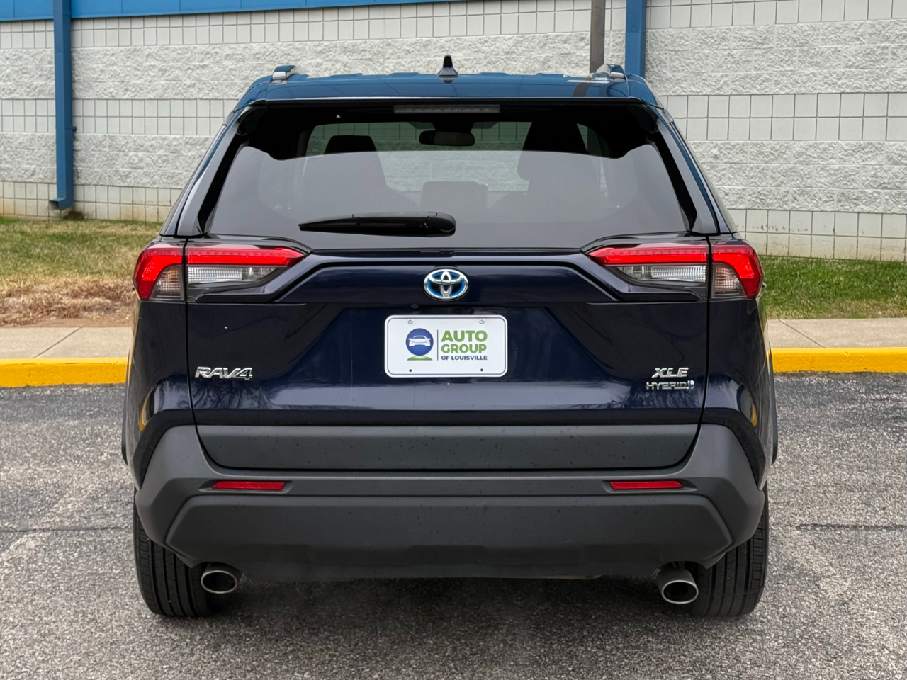Toyota RAV4 Hybrid XLE AWD (Natl) 2023