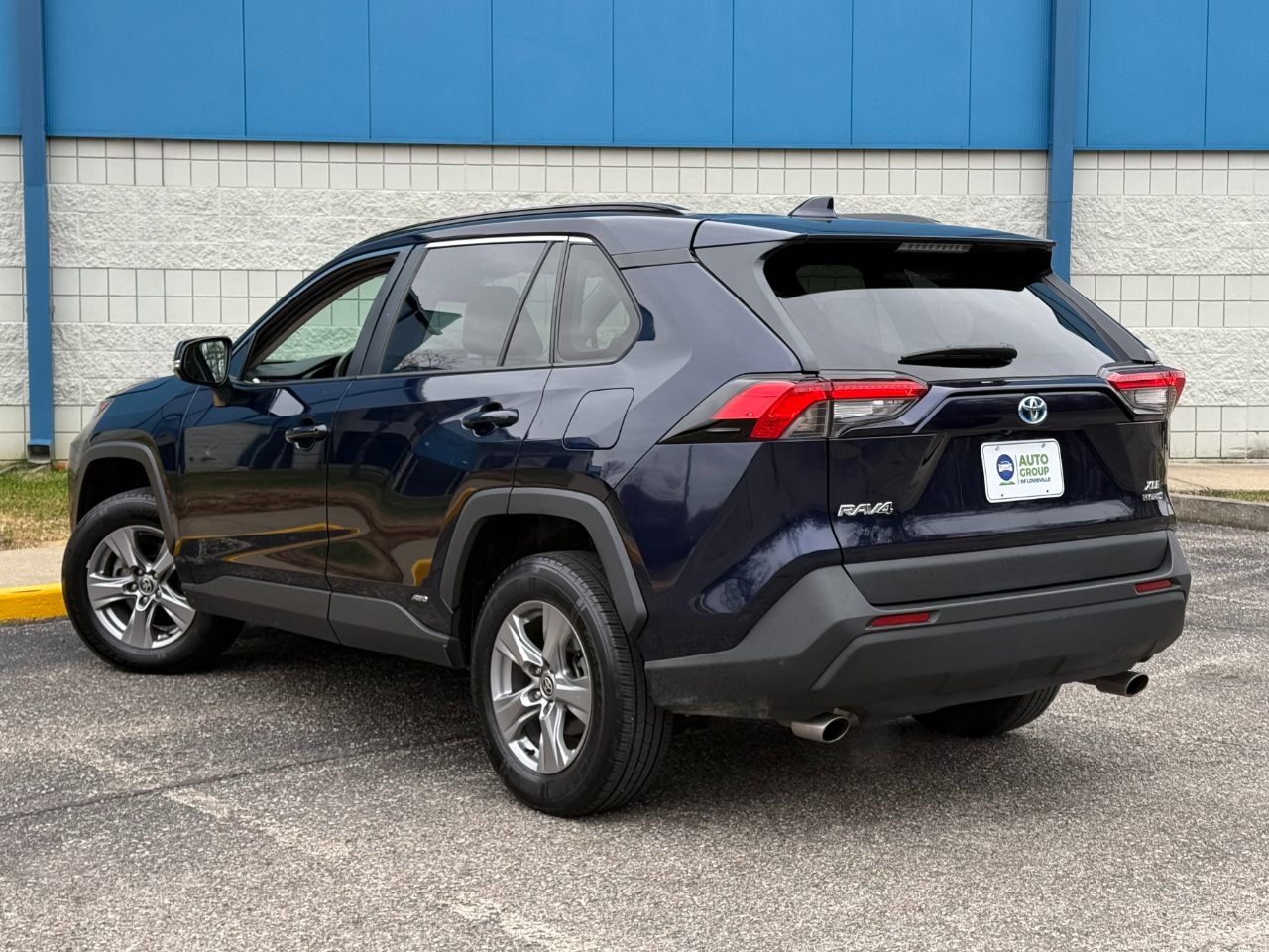 Toyota RAV4 Hybrid XLE AWD (Natl) 2023