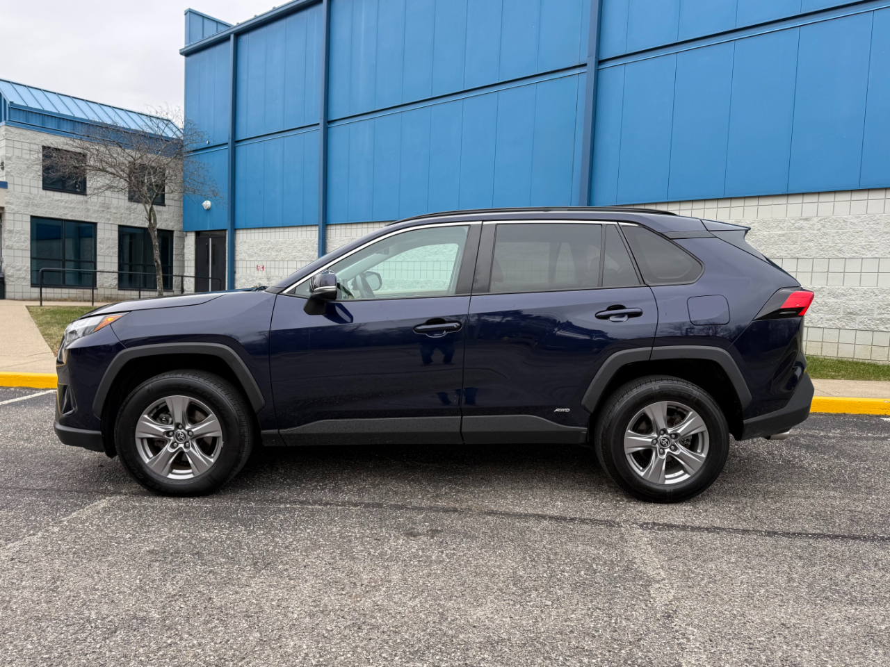 Toyota RAV4 Hybrid XLE AWD (Natl) 2023