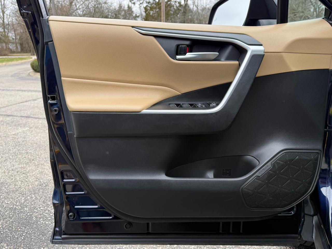 Toyota RAV4 Hybrid XLE AWD (Natl) 2023