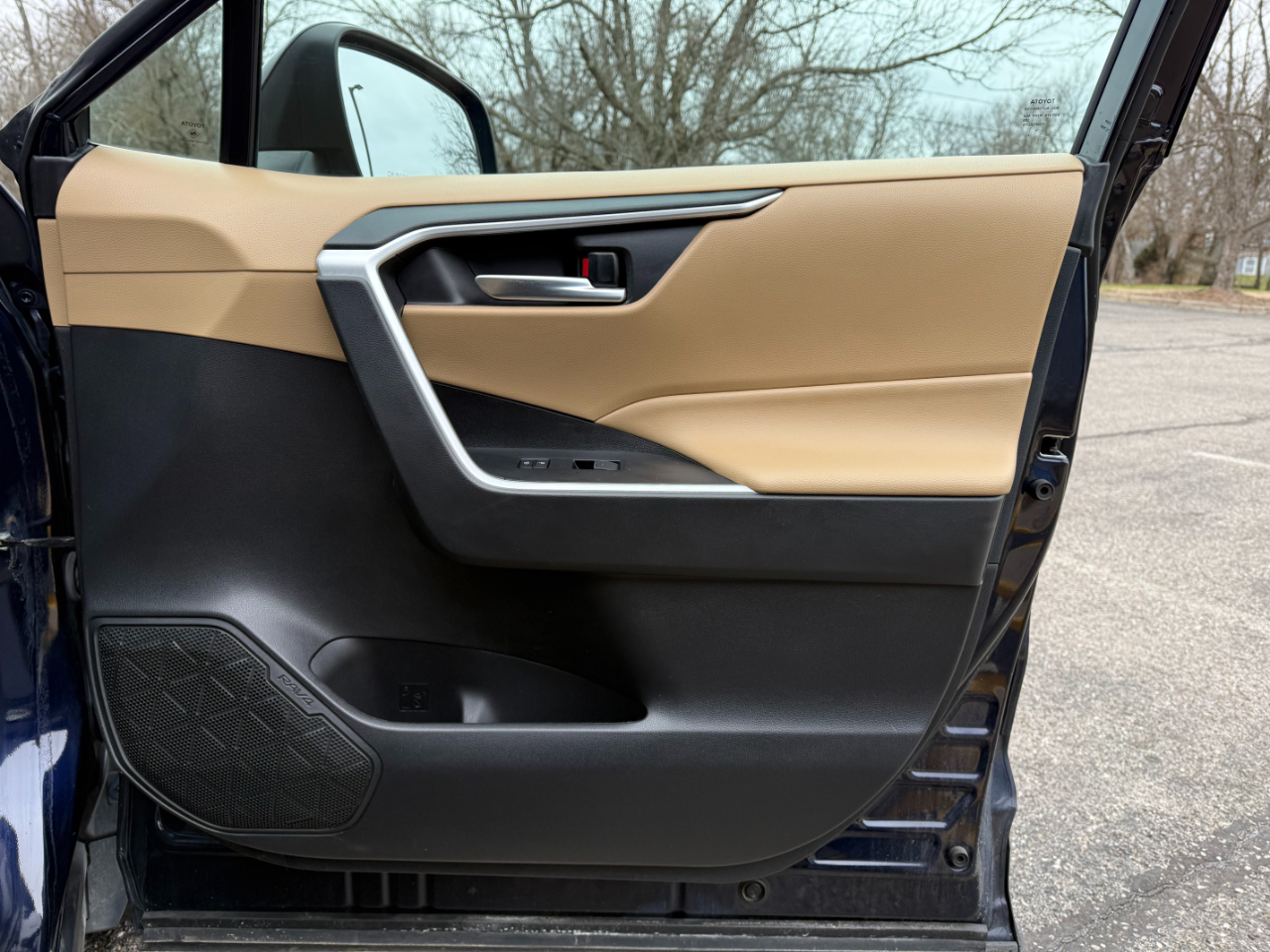 Toyota RAV4 Hybrid XLE AWD (Natl) 2023