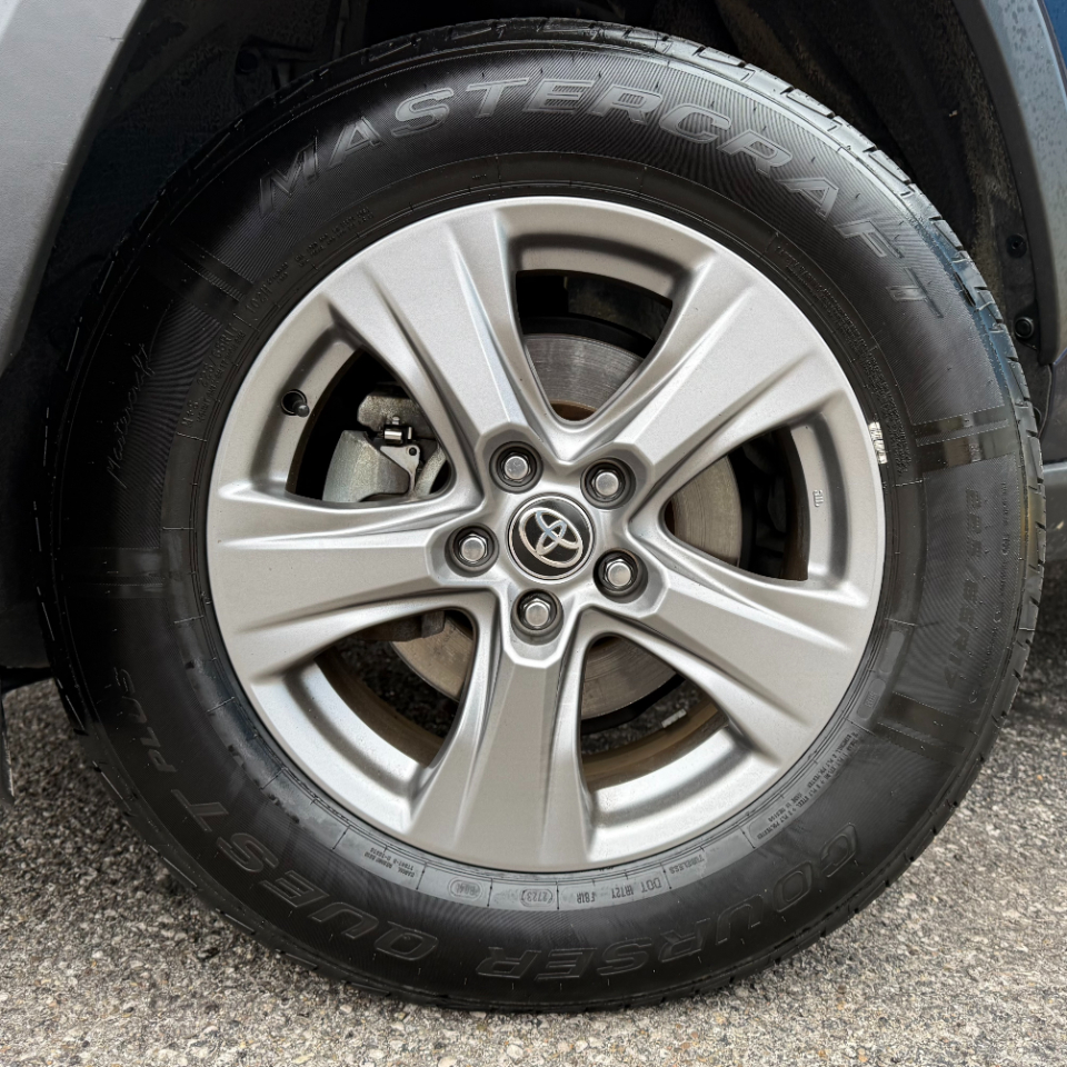 Toyota RAV4 Hybrid XLE AWD (Natl) 2023