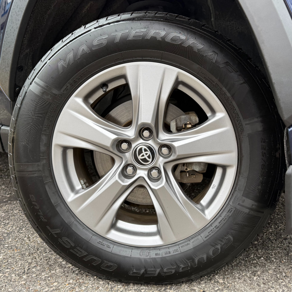 Toyota RAV4 Hybrid XLE AWD (Natl) 2023