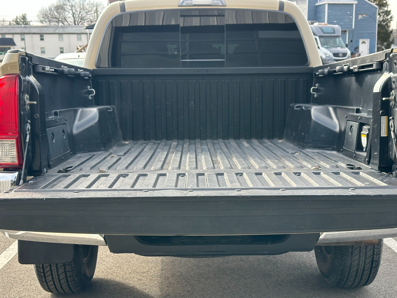 Toyota Tacoma TRD Off Road Double Cab 5' Bed V6 4x4 AT (Natl) 2017