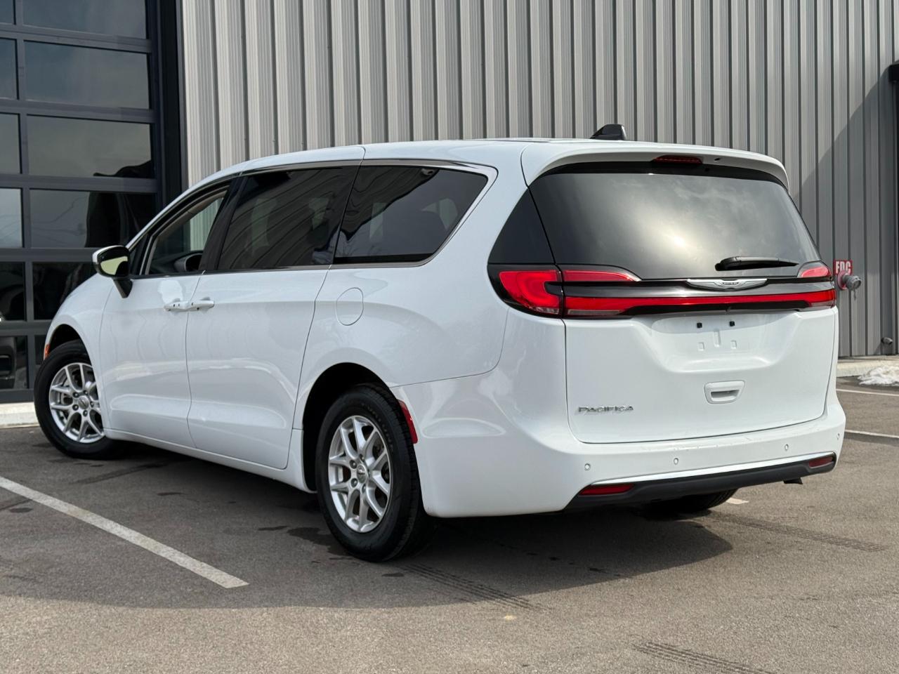 Chrysler Pacifica Touring L FWD 2023
