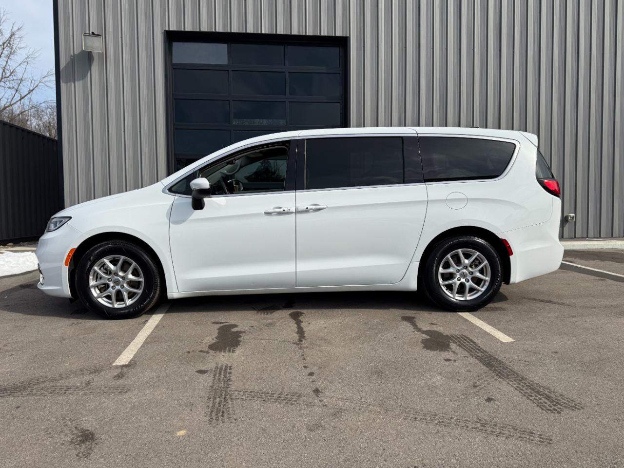 Chrysler Pacifica Touring L FWD 2023