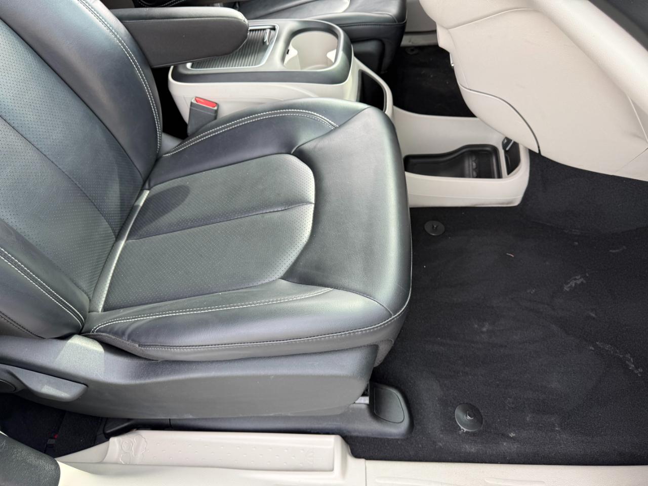 Chrysler Pacifica Touring L FWD 2023