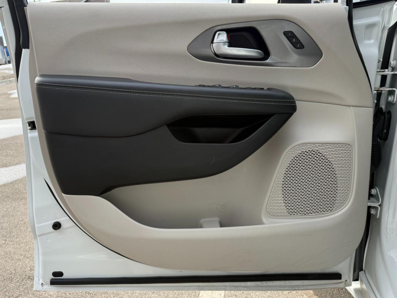 Chrysler Pacifica Touring L FWD 2023