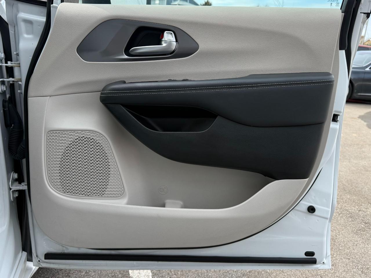 Chrysler Pacifica Touring L FWD 2023