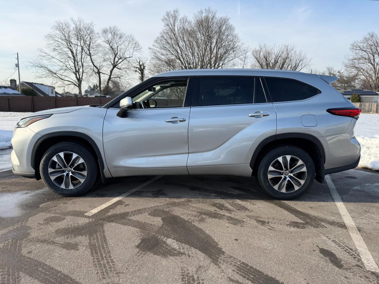 Toyota Highlander Hybrid XLE AWD (Natl) 2022