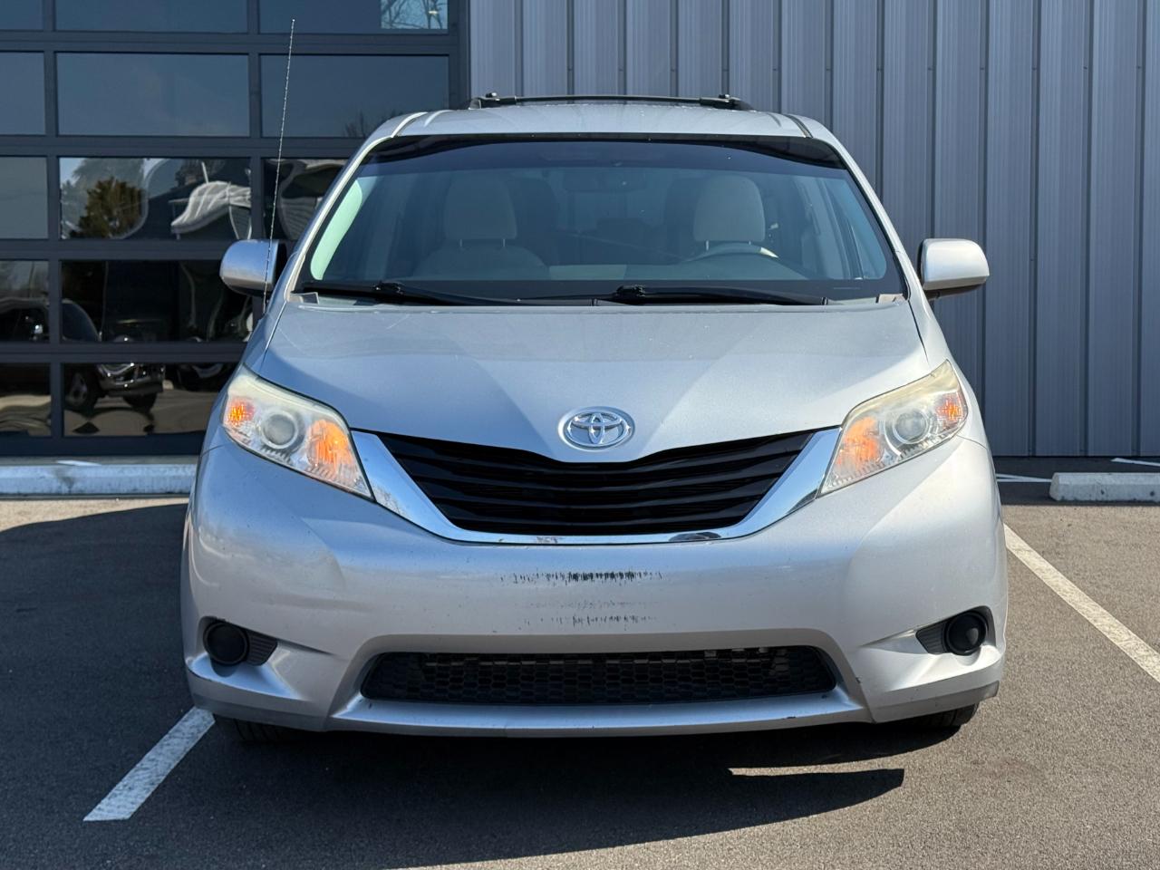 Toyota Sienna 5dr 8-Pass Van V6 LE FWD (Natl) 2014