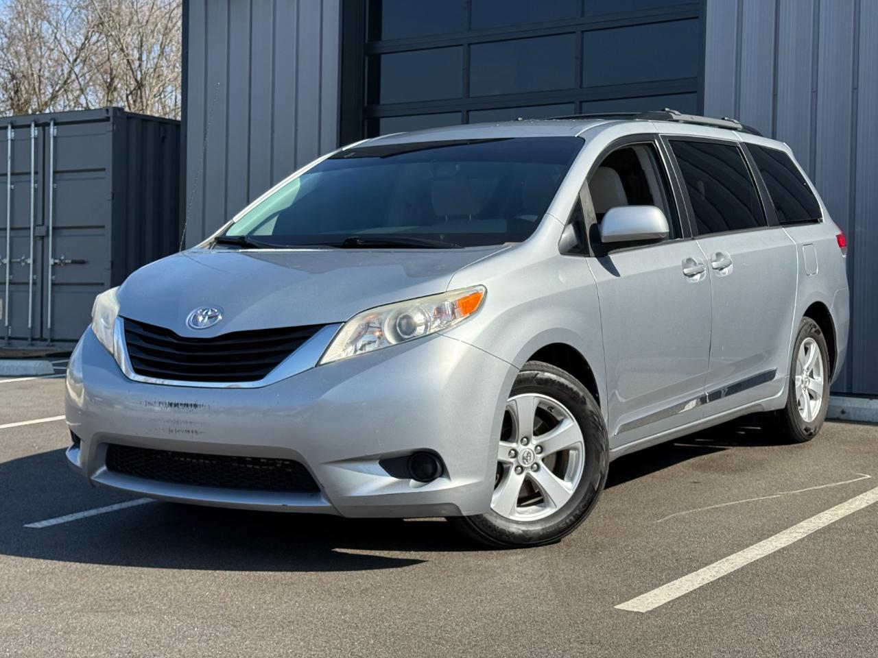 Toyota Sienna 5dr 8-Pass Van V6 LE FWD (Natl) 2014