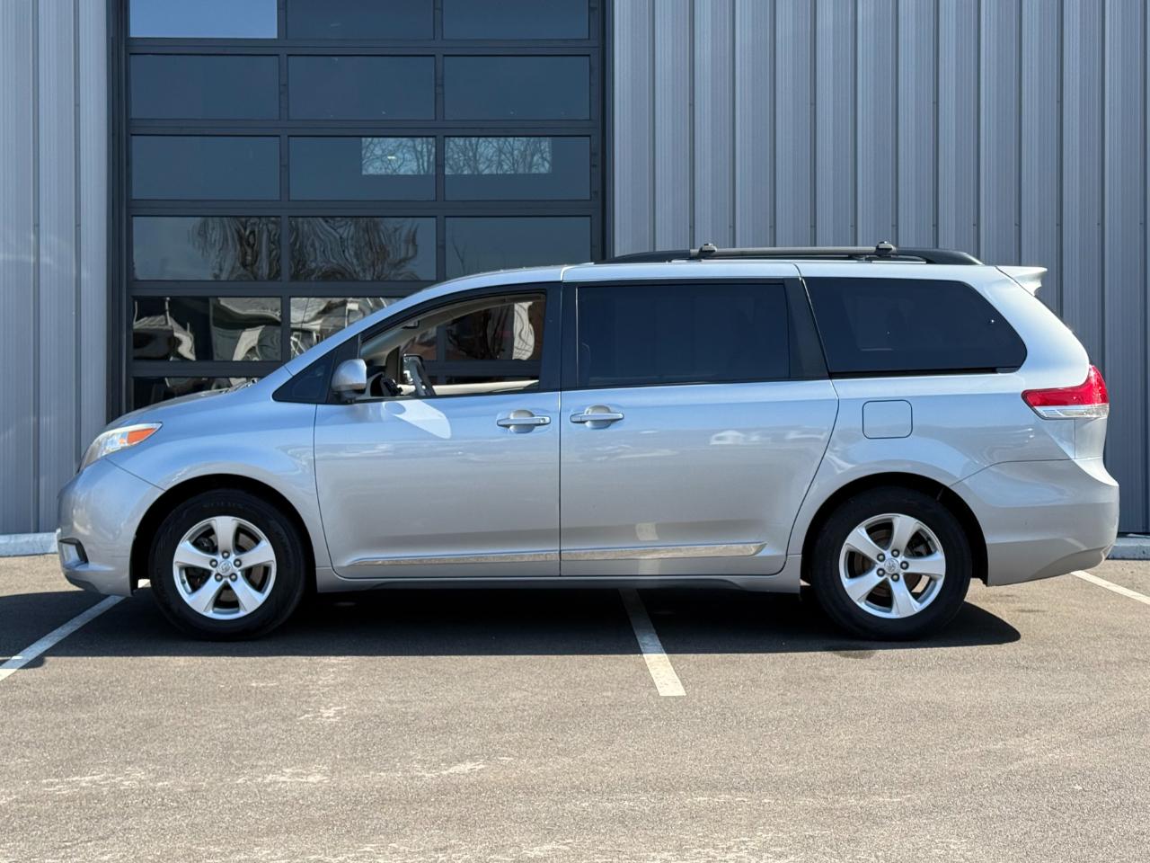 Toyota Sienna 5dr 8-Pass Van V6 LE FWD (Natl) 2014