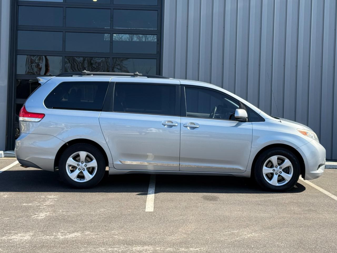 Toyota Sienna 5dr 8-Pass Van V6 LE FWD (Natl) 2014