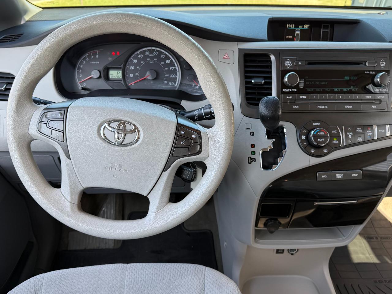 Toyota Sienna 5dr 8-Pass Van V6 LE FWD (Natl) 2014