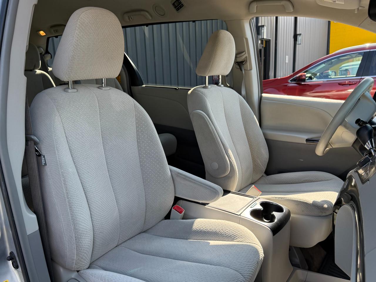 Toyota Sienna 5dr 8-Pass Van V6 LE FWD (Natl) 2014