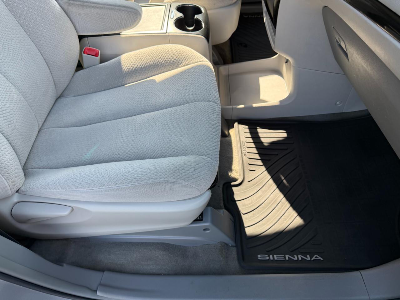 Toyota Sienna 5dr 8-Pass Van V6 LE FWD (Natl) 2014