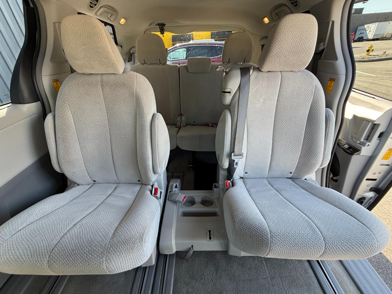 Toyota Sienna 5dr 8-Pass Van V6 LE FWD (Natl) 2014