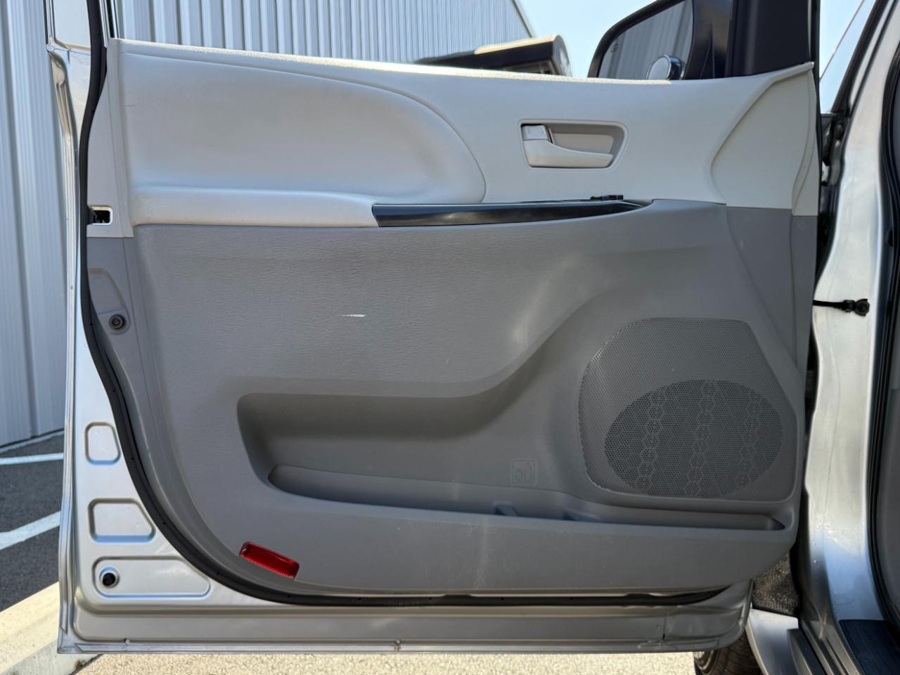 Toyota Sienna 5dr 8-Pass Van V6 LE FWD (Natl) 2014