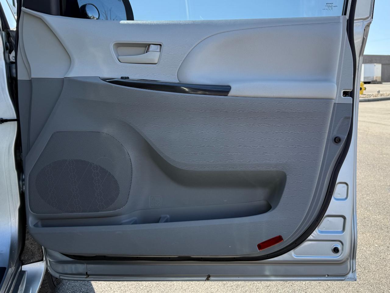 Toyota Sienna 5dr 8-Pass Van V6 LE FWD (Natl) 2014