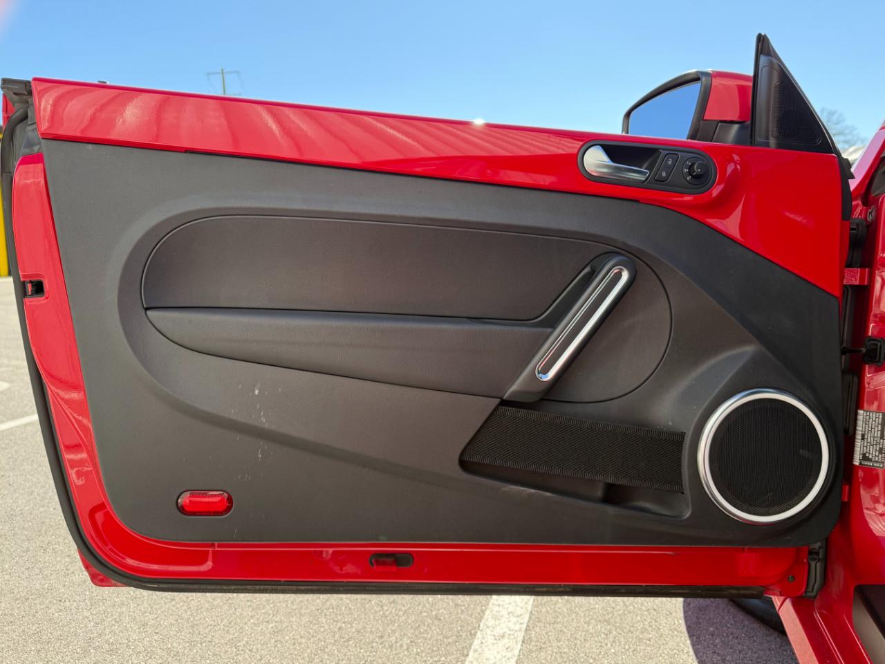 Volkswagen Beetle 2dr Cpe Auto 2.5L PZEV 2012