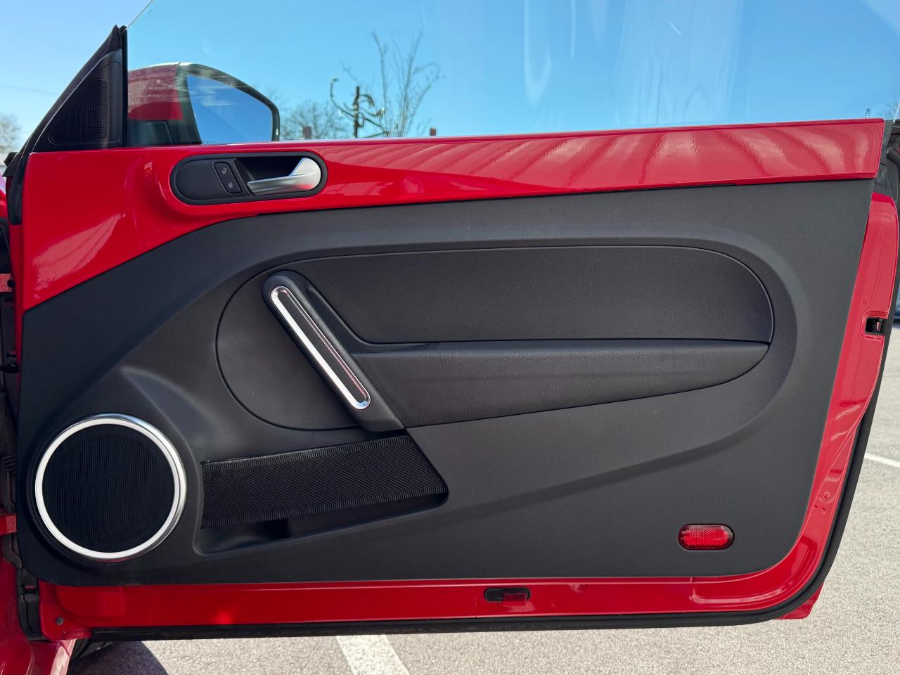 Volkswagen Beetle 2dr Cpe Auto 2.5L PZEV 2012